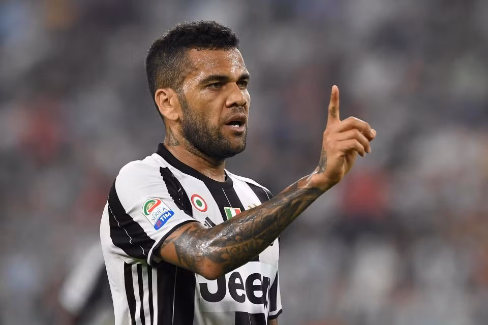 Alves đạt thỏa thuận đến Premier League: Tờ Goal xác nhận, hậu vệ Dani Alves đã đạt thoả thuận gia nhập Manchester City với bản hợp đồng 2 năm ngay trong kì chuyển nhượng mùa Hè này. Hiện tại, Alves và người đại diện vẫn đang giải quyết các khúc mắt cuối cùng với CLB chủ quản Juventus. Đôi bên sẽ có buổi gặp mặt vào hôm nay để thảo luận và đi đến kết quả cuối cùng. Ảnh: Goal.