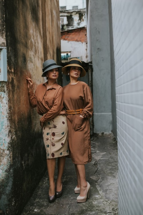 Lúc chưa lập gia đình, hai chị em có gu ăn mặc giống nhau, thường xuyên mặc đồ đôi còn bây giờ thì sở thích thời trang cũng khác nhau nhiều hơn trước. Thúy Hằng tự nhận bản thân mình “bánh bèo”, điệu đà hơn Thúy Hạnh nên cô hay bị người ngoài tưởng nhầm là em.