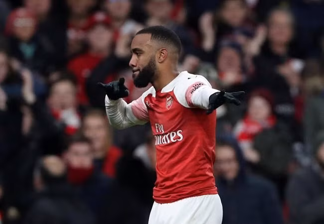  Chuyển nhượng cầu thủ từ The Sun, sau khi dính tin đồn chuyển sang Barca thi đấu, Alexandre Lacazette đã có câu trả lời gọn gàng: "Tôi thấy mình như được tâng bốc".