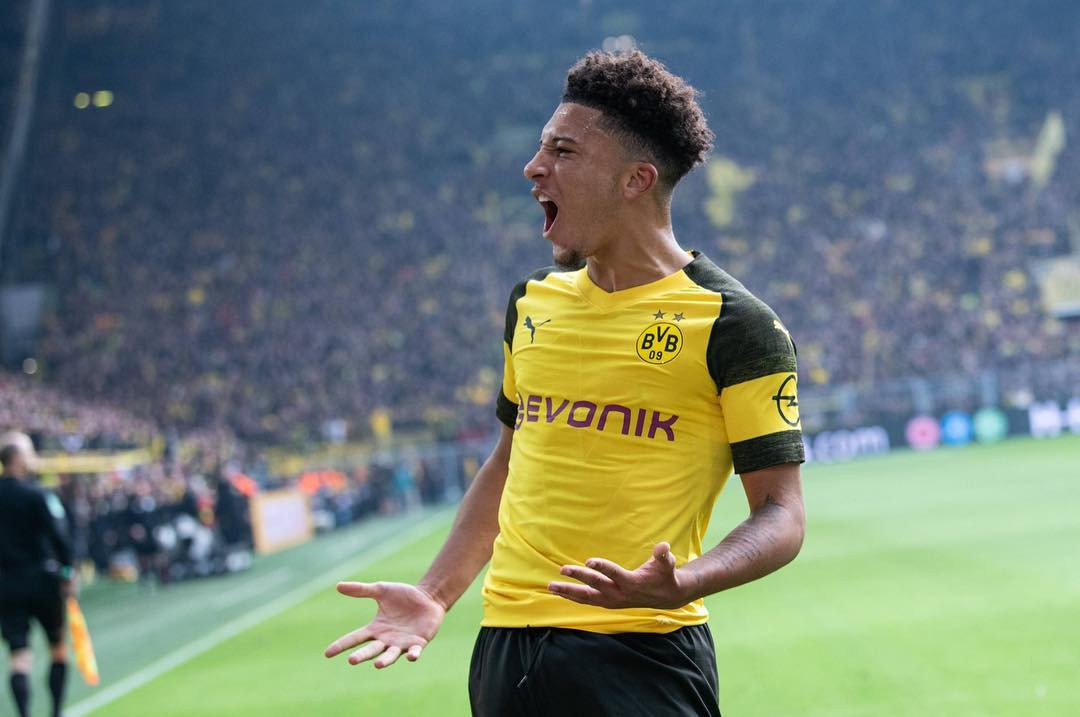 Theo thông tin từ The Sun, “thần đồng” bóng đá Anh, Jadon Sancho quyết định ở lại Borussia Dortmund ít nhất một mùa giải nữa. Do đó, Man United và một số đội bóng lớn ở châu Âu coi như hết cửa có chữ ký của cầu thủ sinh năm 2000 từng thuộc lò đào tạo trẻ của Man City.