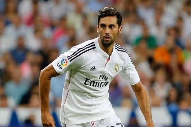 Alvaro Arbeloa nhiều khả năng sẽ bật bãi khỏi Real Madrid khi không cạnh tranh vị trí hậu vệ cánh được với những cái tên như Daniel Carvajal và Danilo. Nếu không có động tĩnh gì từ phía đội bóng thành Madrid thì đến kỳ chuyển nhượng mùa đông tới, Arbeloa sẽ là cầu thủ tự do trên thị trường chuyển nhượng.