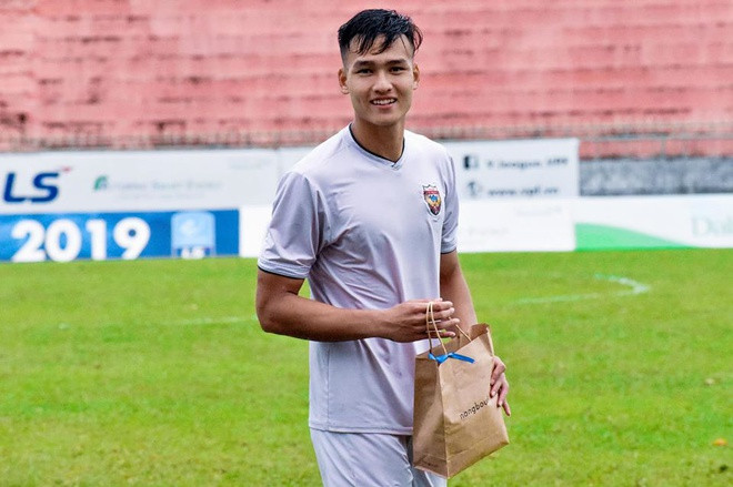 Việt Anh trưởng thành từ lò đào tạo CLB Hà Nội và hiện thi đấu cho CLB Hồng Lĩnh Hà Tĩnh. Năm 2017, anh cùng U19 Hà Nội vô địch Giải U19 quốc gia và có tên trong đội hình tiêu biểu tham dự Giải U19 quốc tế.