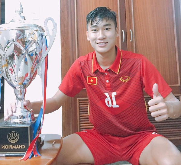 Mạnh Dũng có ngoại hình sáng, chiều cao nổi bật 1,81 m cùng phong thái mạnh mẽ, cuốn hút trên sân cỏ.