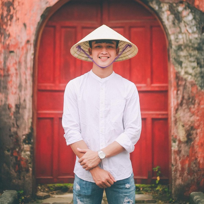 Danh Trung có tài đàn hát, có thể "cân" nhiều thể loại từ nhạc pop đến rap. Anh từng thực hiện video ca nhạc hồi cuối tháng 5. Trong video, hot boy của đội tuyển U23 Việt Nam tự tin khoe giọng hát ổn cùng diễn xuất khá tự nhiên.