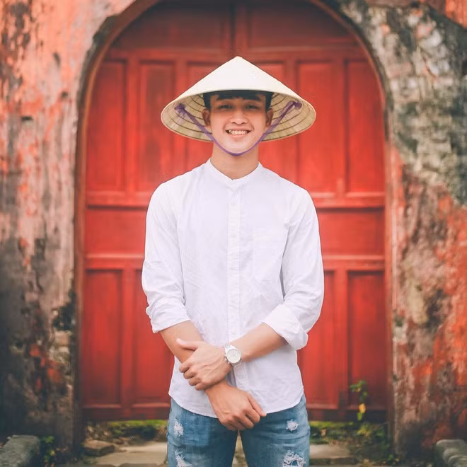 Danh Trung có tài đàn hát, có thể "cân" nhiều thể loại từ nhạc pop đến rap. Anh từng thực hiện video ca nhạc hồi cuối tháng 5. Trong video, hot boy của đội tuyển U23 Việt Nam tự tin khoe giọng hát ổn cùng diễn xuất khá tự nhiên.