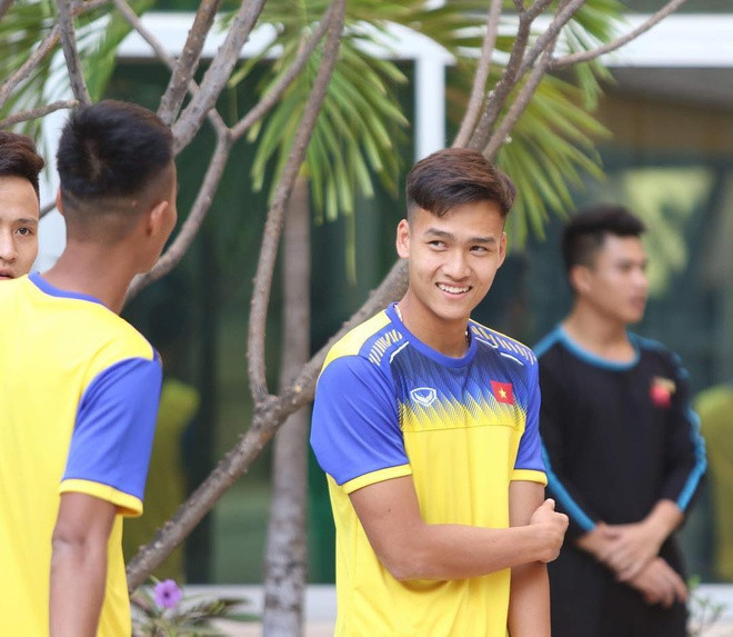 Trong danh sách hơn 30 cầu thủ đội tuyển U23 Việt Nam được HLV Park Hang-seo gọi tập trung chuẩn bị cho VCK U23 châu Á, Bùi Hoàng Việt Anh là một trong những tân binh gây chú ý. Bên cạnh chiều cao nổi bật 1,87 m, hậu vệ sinh năm 1999 còn "gây thương nhớ" cho hội chị em nhờ gương mặt điển trai, thu hút, nụ cười duyên và thân hình chuẩn 6 múi.