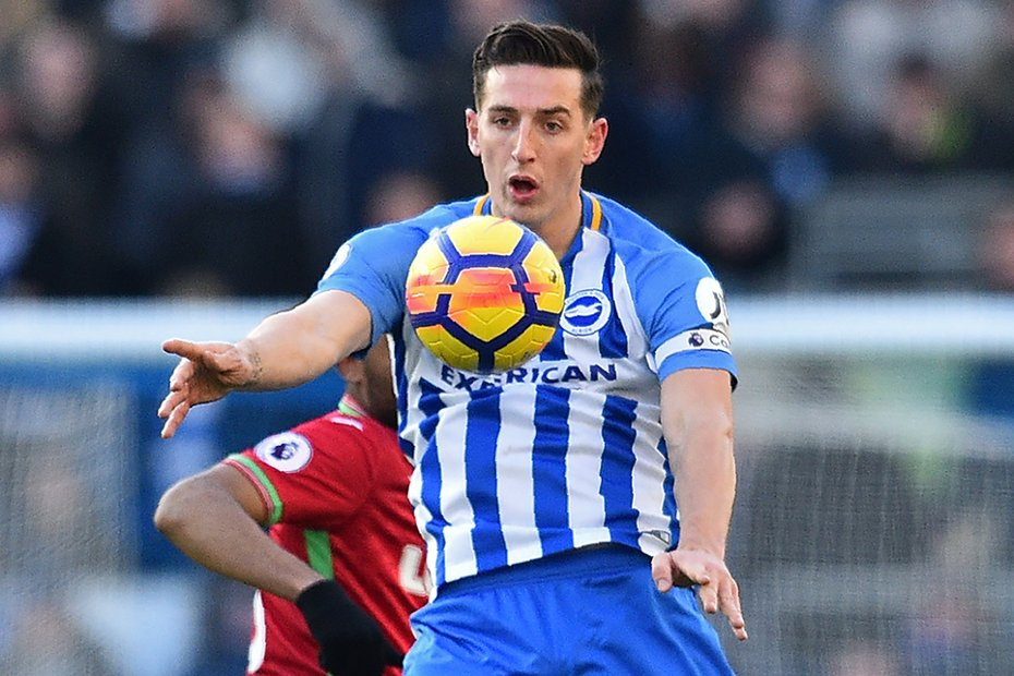 Chuyển nhượng bóng đá từ Express, Mourinho bất người đưa Lewis Dunk của Brighton &amp; Hove Albion vào danh sách ứng viên cho vị trí trung vệ trong đội hình MU.