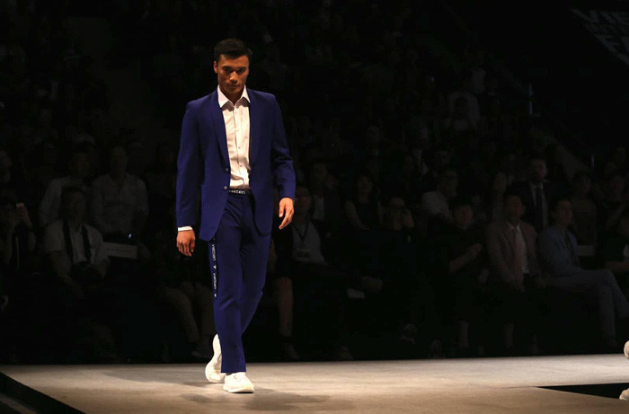 Tuy nhiên cũng do là lần đầu nên Tiến Dũng cũng được giới mộ điệu cũng như khán giả có mặt tại show diễn châm chước và tán thưởng...