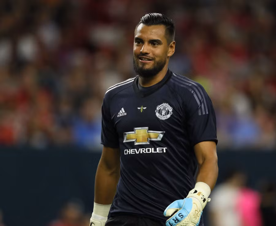 Đứng trong khung gỗ của đội hình "chân dài" của M.U mùa này đó là thủ thành Sergio Romero. Anh chàng người Argentina này có chiều cao 1m92 và có sức bật nhảy khá tốt. Nếu De Gea ra đi, thì những cổ động viên của CLB thành Manchester sẽ không quá lo lắng về vị trí người gác đền khi có một lá chắn thép. Ảnh trong bài: Manchester Evening News.