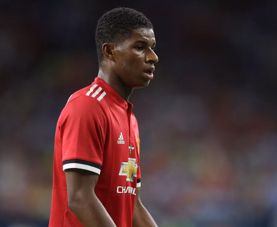 Nhanh, khéo và tận tụy là những từ mà các CĐV của CLB M.U dành cho tiền đạo trẻ Marcus Rashford. Cầu thủ người Anh này còn có chiều cao thích hợp 1m87 để tận dụng những pha kiến tạo bóng bổng của hàng tứ vệ của M.U.