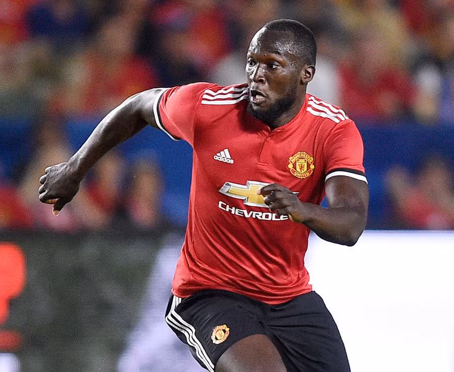 Nếu Rashford nhanh, khéo thì Lukaku lại mang đến cho hàng công của M.U sự lạnh lùng đáng sợ. Thoắt ẩn, thoắt hiện, tiền đạo người Bỉ này được ví như một "tia chớp đen" để hàng công của M.U sáng lóa trên bầu trời của giải Ngoại hạng Anh mùa giải 2017/2018. Ảnh trong bài: Manchester Evening News.