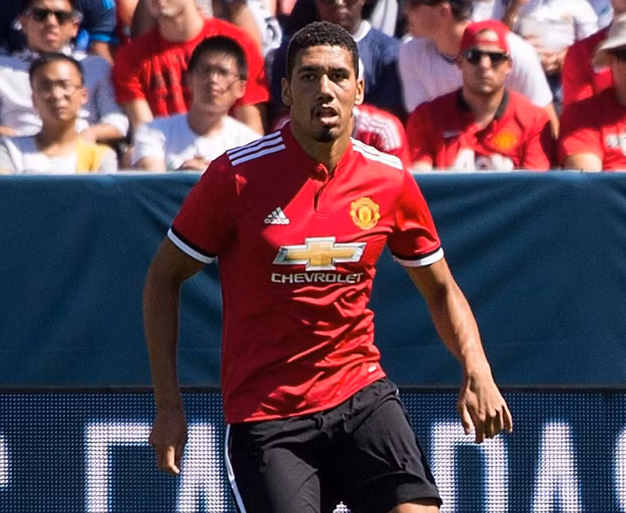 Thi đấu ở vị trí hậu vệ cánh trong "dàn chân dài" của M.U mùa này là Chris Smalling. Chàng cầu thủ người Anh này sở hữu chiều cao 1m93 và những pha chạy chỗ lấp vị trí cực hay.
