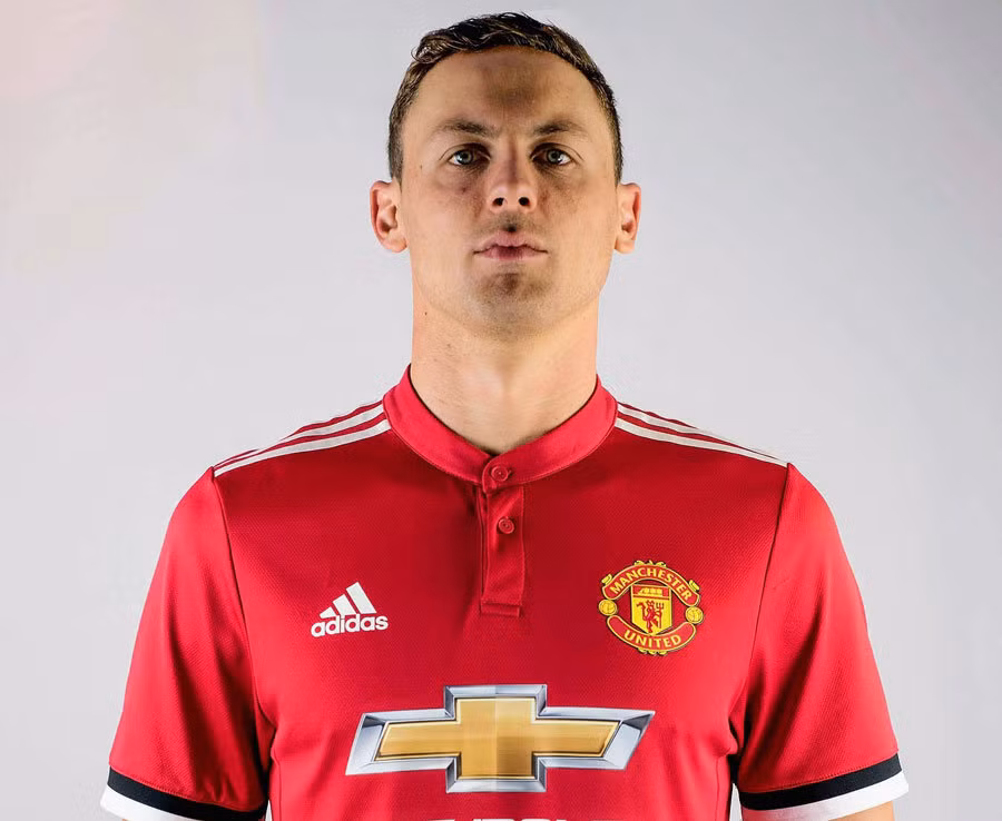  Tân binh của M.U mùa này là Matic là một thủ thuộc hàng cao nhất giải Ngoại hạng Anh với chiều cao 1m94. Không những vậy, cầu thủ người Serbia này còn có khả năng đánh chặn khá tốt.