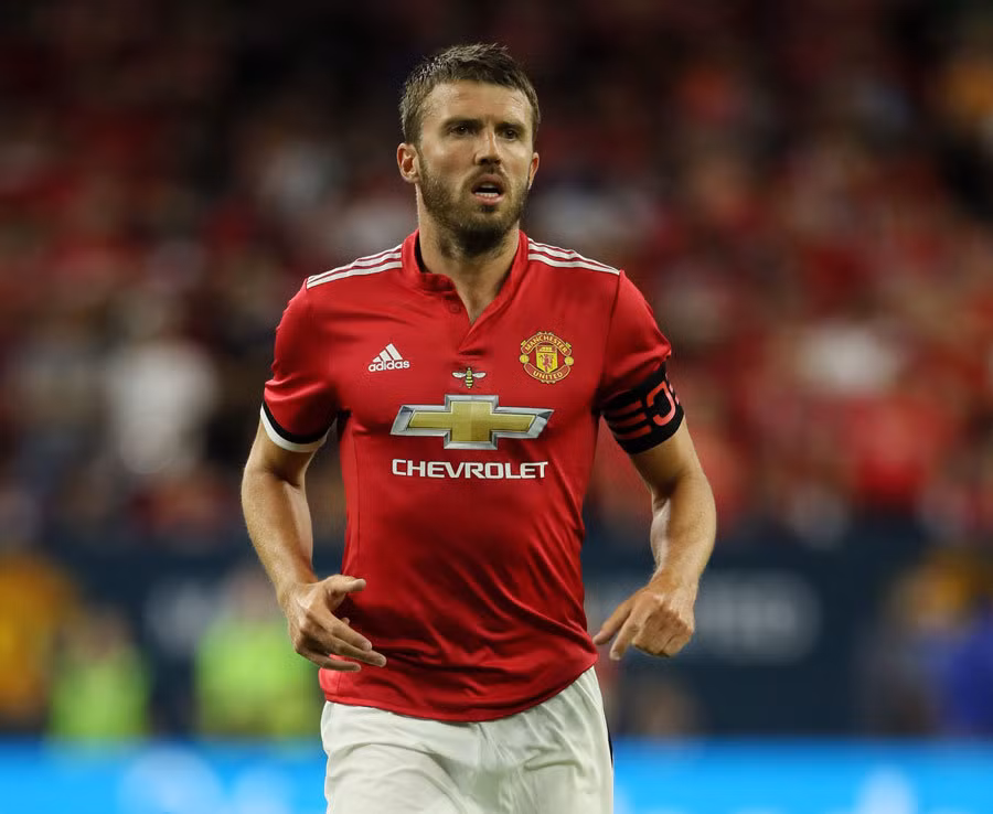 Dù là chân kiến tạo thượng hạng, nhưng đội trưởng Michael Carrick thực sự khiến nhiều đối thủ khiếp sợ khi phải đối đầu bóng bổng với chiều cao 1m88.