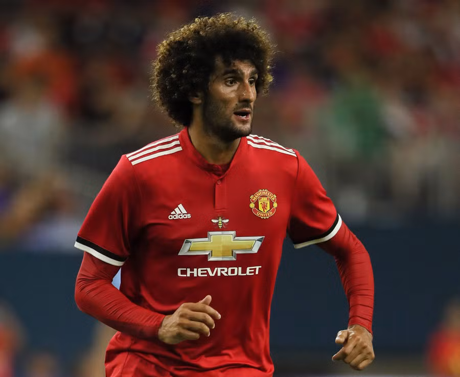 Thi đấu cạnh Matic trong hàng tứ vệ của M.U mùa này cũng phải kể tới "gã xù" Fellaini. Cầu thủ người Bỉ này có chiều cao 1m94, còn nhớ mùa giải trước trong thời kì khủng hoảng tiền đạo, Mourinho đã phải đưa cầu thủ đầu xù này lên chơi cao nhất hàng tấn công để tận dụng những pha không chiến.