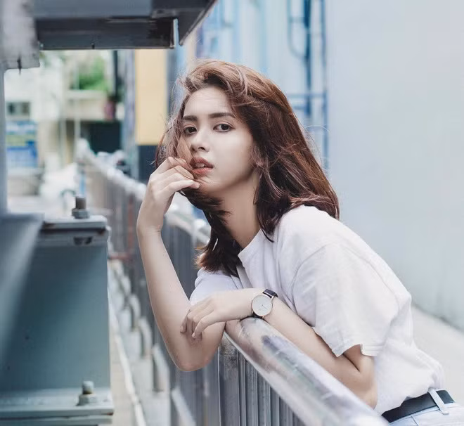 Trong nhiều góc ảnh, trông Anh Thư xinh như búp bê với chiếc mũi cao vút, đôi mắt rất có hồn và khuôn miệng chúm chím.