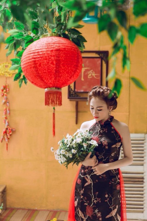 Năm nay, các mẫu áo dài cách tân tiếp tục lên ngôi, đốn tim phái nữ nhưng nhiều người lại cho rằng, những bộ áo dài này mang hơi hướng của sườn xám Trung Quốc và mất đi vẻ đẹp của áo dài truyền thống Việt.