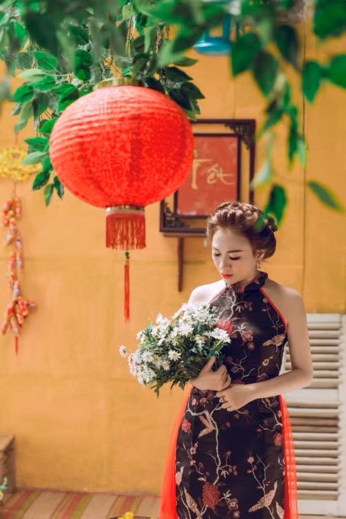 Năm nay, các mẫu áo dài cách tân tiếp tục lên ngôi, đốn tim phái nữ nhưng nhiều người lại cho rằng, những bộ áo dài này mang hơi hướng của sườn xám Trung Quốc và mất đi vẻ đẹp của áo dài truyền thống Việt.