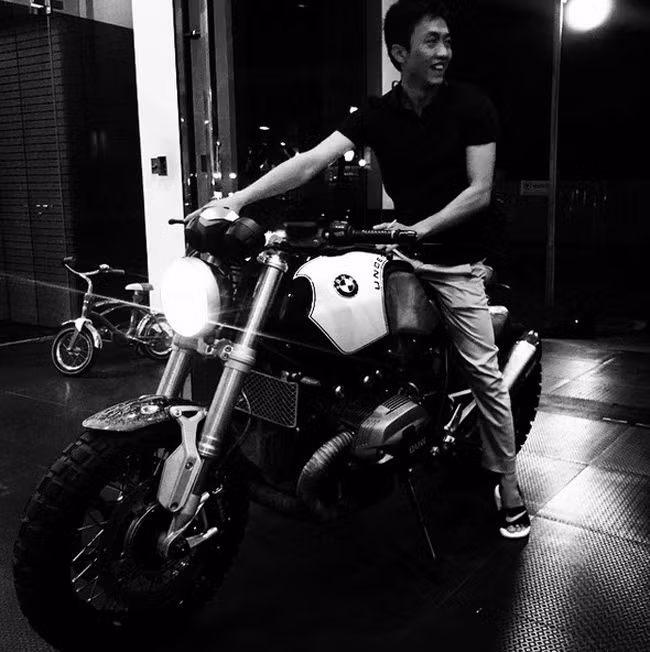 Trước đây Cường Đôla thường hiếm khi chia sẻ hình ảnh cá nhân thì từ khi yêu Hạ Vi, anh trở nên cởi mở hơn và đăng tải nhiều hình ảnh lên instagram hơn.