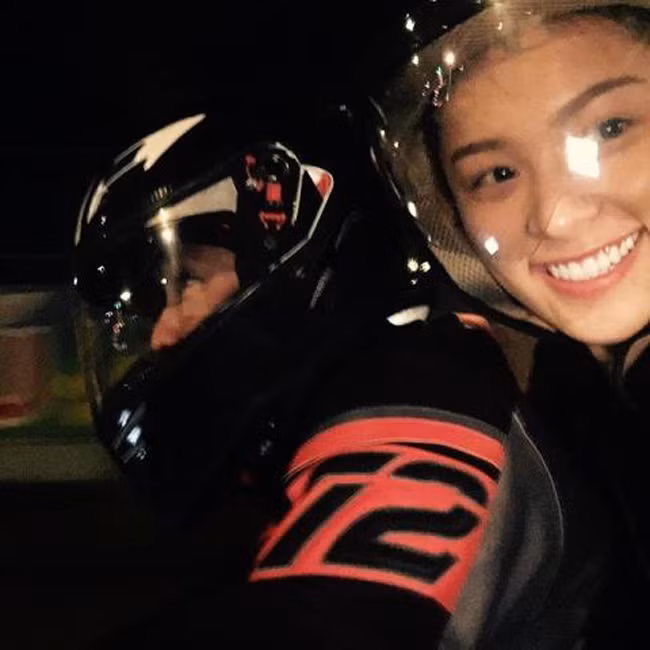 Anh khiến cư dân mạng bất ngờ vì thay bằng lời nói, chỉ cần chứng minh bằng hành động. Cách chở Hạ Vi đi mô tô cho thấy tình cảm của anh dành cho nữ diễn viên kiêm hot girl này.