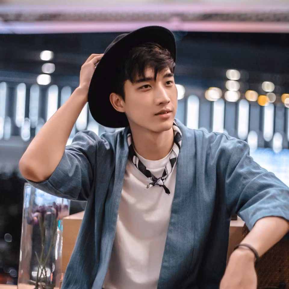 Noh Thongpaseuth là du học sinh Lào nổi bật tại ĐH Tôn Đức Thắng, TP.HCM. 9X đang học ngành Kinh doanh quốc tế, khoa Quản trị kinh doanh.