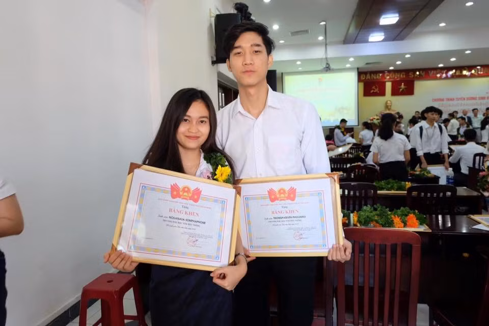 Ngoài tiếng mẹ đẻ - Lào, Thongpaseuth còn thông thạo 3 ngoại ngữ gồm Việt, Thái, Anh. Nam sinh 20 tuổi học tiếng Việt từ 3 năm trước và hiện có thể nghe, nói thành thạo.