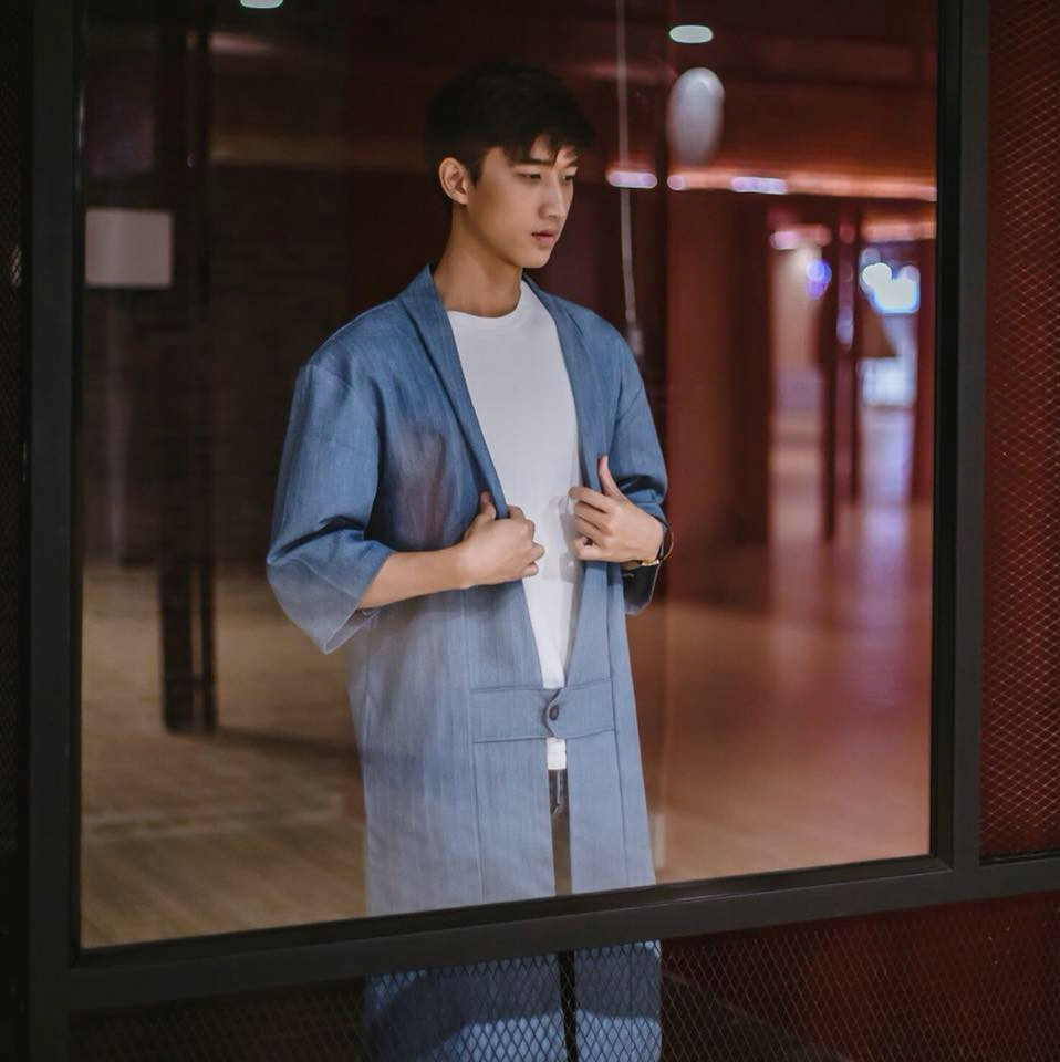 Với làn da sáng, sống mũi cao cùng đôi mắt một mí, 9X Lào được nhận xét đẹp trai không kém tài tử Hàn Quốc.