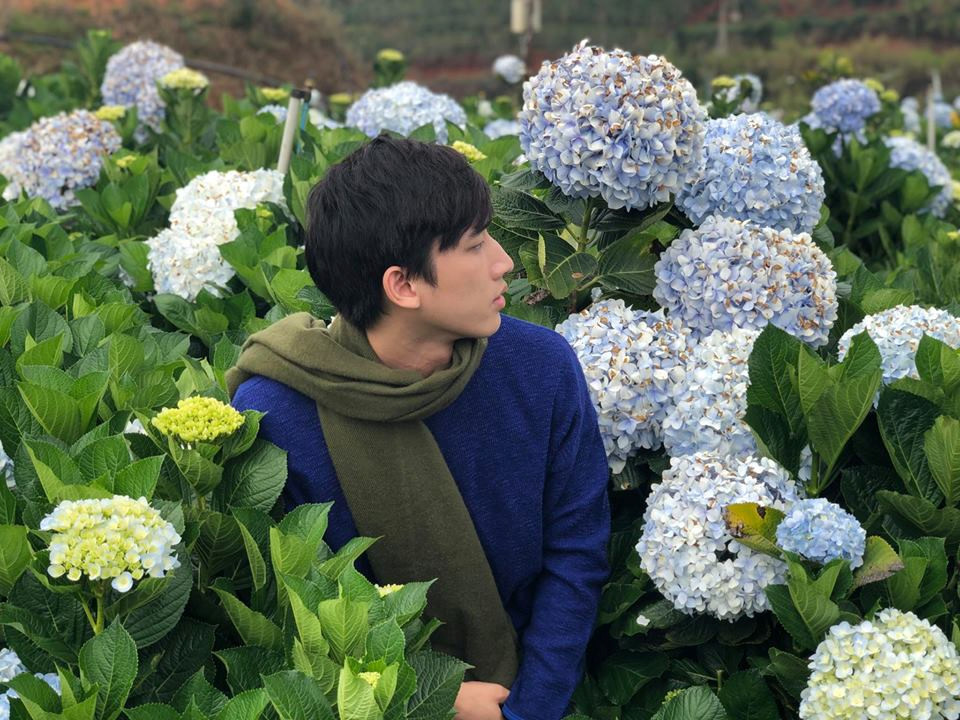 Trên Facebook có hơn 10.600 lượt theo dõi, Thongpaseuth thường xuyên khoe ảnh check-in ở nhiều nơi.