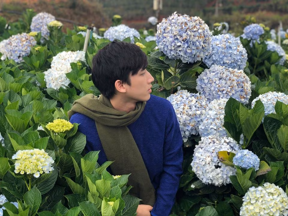 Trên Facebook có hơn 10.600 lượt theo dõi, Thongpaseuth thường xuyên khoe ảnh check-in ở nhiều nơi.