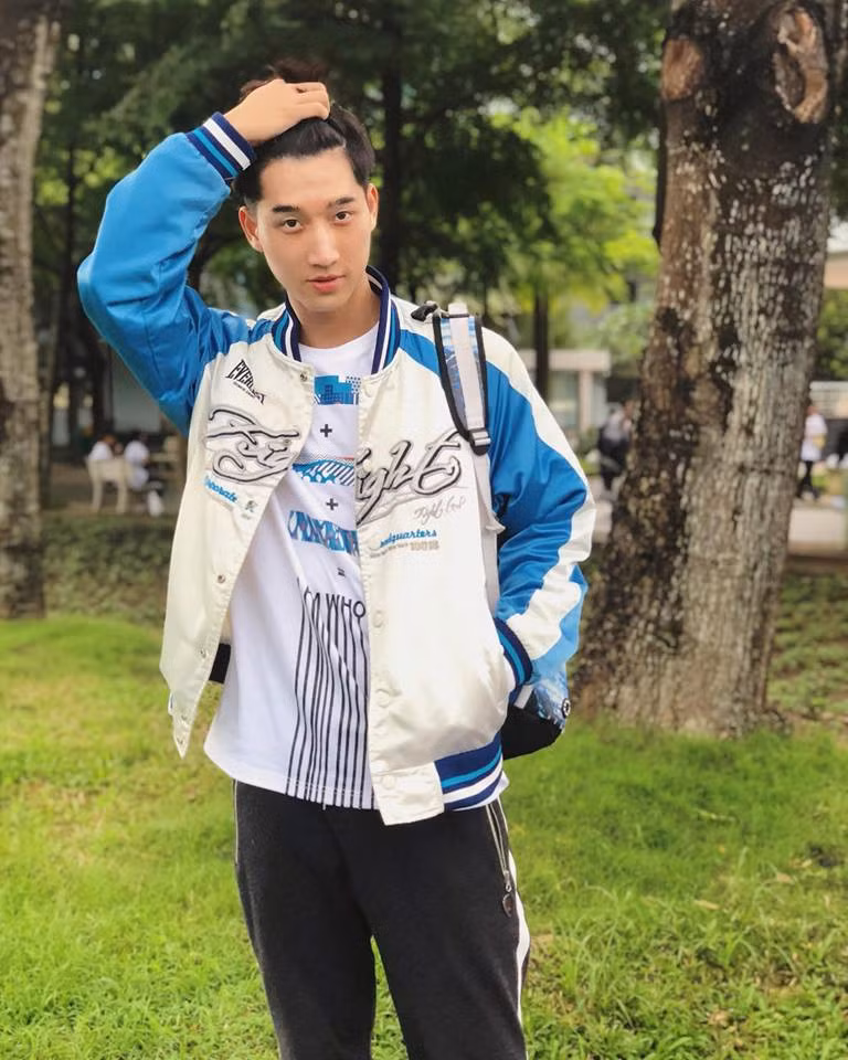 Sau khi xuất hiện trên một số diễn đàn "ngắm trai đẹp", Thongpaseuth được nhiều cô gái tìm kiếm và vào trang cá nhân thả tim cho các bức ảnh điển trai.