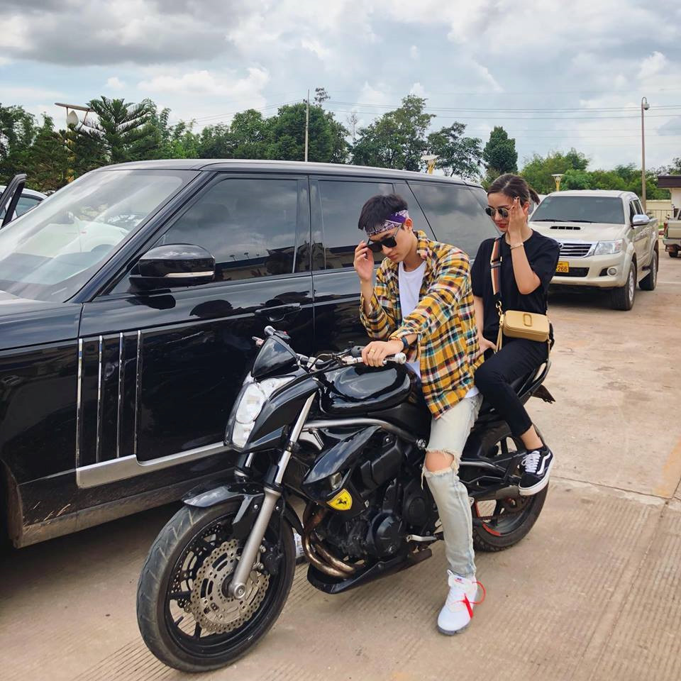 Ngoài giờ học, nam du học sinh còn là người mẫu ảnh cho một số sự kiện, shop thời trang tại Việt Nam và Lào.