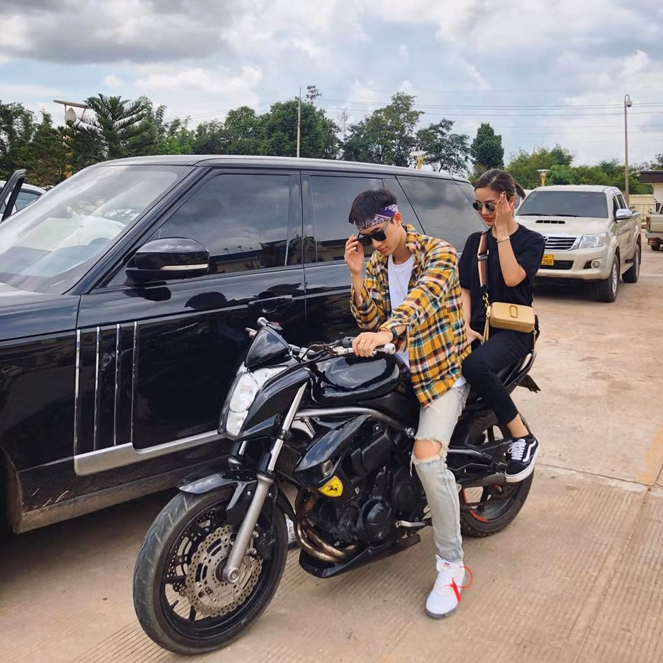 Ngoài giờ học, nam du học sinh còn là người mẫu ảnh cho một số sự kiện, shop thời trang tại Việt Nam và Lào.