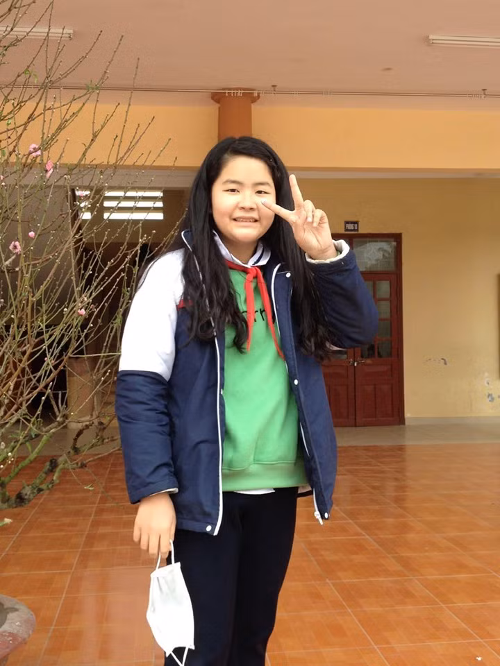 Suốt những năm cấp 2, Hương Ly luôn mặc cảm về thân hình thiếu cân đối và nhan sắc không có gì nổi bật của mình. Nhận thức của cô nữ sinh cấp 2 bắt đầu thay đổi khi Ly nghe được nhiều lời chê bai, dè bỉu từ những người xung quanh.