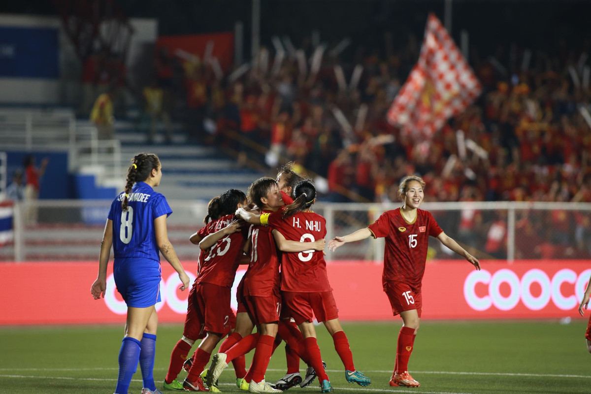 Đánh bại kỳ phùng địch thủ nữ Thái Lan trong trận chung kết môn bóng đá nữ SEA Games 30, tuyển nữ Việt Nam đã tạo nên lịch sử khi trở thành đội bóng giành nhiều HCV nhất lịch sử giải đấu với 6 lần.