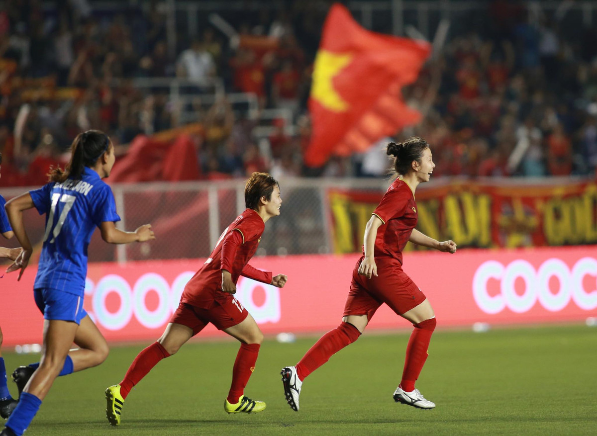 Đó cũng là bàn thắng vàng đưa đội tuyển nữ Việt Nam tới tấm HCV môn bóng đá nữ SEA Games 30. Tất cả những gì tuyển nữ Thái Lan làm được chỉ là bất lực sau những tình huống tấn công bế tắc và chứng kiến thầy trò HLV Mai Đức Chung bước tới bục vinh quang.