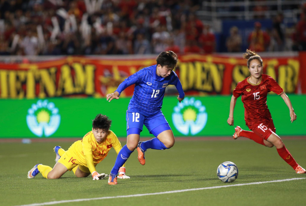 Sức ép của tuyển thủ nữ Việt Nam lớn tới mức làm đổ vỡ kế hoạch của HLV Thái Lan. Chỉ sau hơn 20 phút thi đấu, ông buộc phải có sự thay đổi khi tung ngôi sao T. Dangda vào sân để giảm sức ép cho hàng phòng ngự.