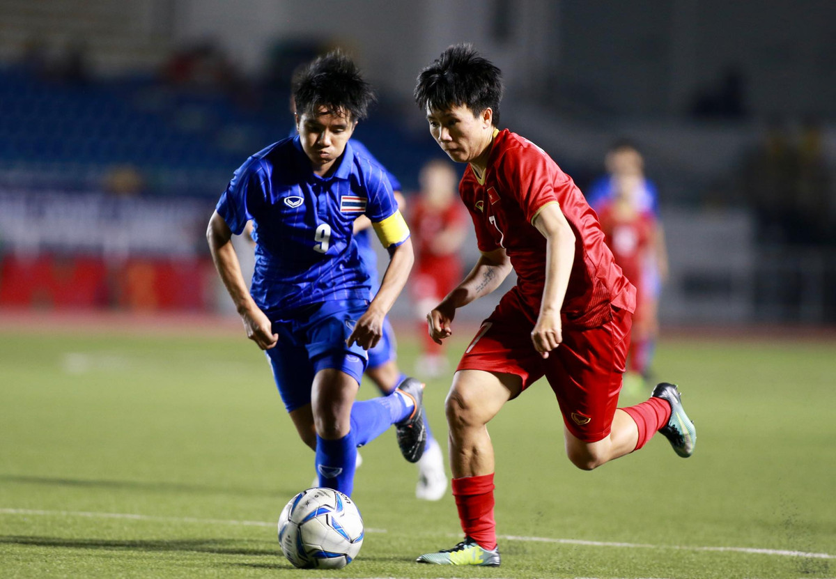 Trong suốt những phút còn lại của trận đấu, các cầu thủ Thái Lan tỏ ra yếu hơn mặt kĩ thuật và phối hợp nhóm. Nhưng thể hình và thể lực vượt trội của Voi chiến khiến tuyển thủ nữ Việt Nam bị đưa vào thế phải đua sức. Càng thi đấu, học trò của HLV Mai Đức Chung càng có dấu hiệu suy giảm thể lực rõ rệt.