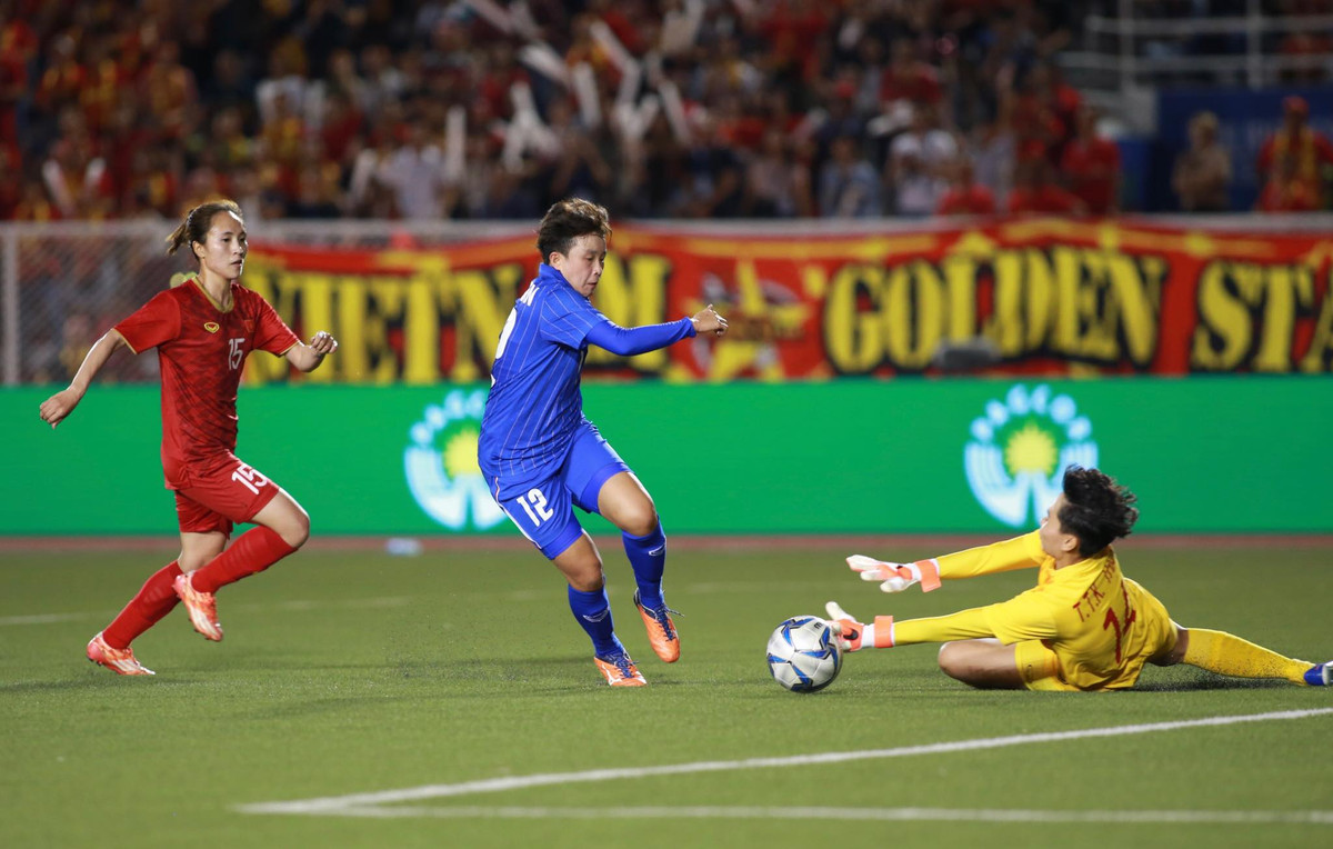 Trong nửa đầu của hiệp 1, các các nữ cầu thủ đội tuyển Việt Nam chiếm ưu thế vượt trội với rất nhiều pha tấn công nguy hiểm. Đỉnh điểm trong đó là cú sút trúng xà ngang của Nguyễn Thị Vạn ở phút thứ 6.
