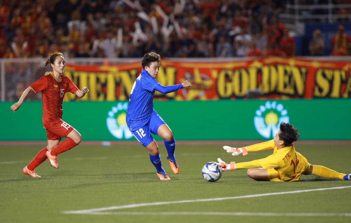 Trong nửa đầu của hiệp 1, các các nữ cầu thủ đội tuyển Việt Nam chiếm ưu thế vượt trội với rất nhiều pha tấn công nguy hiểm. Đỉnh điểm trong đó là cú sút trúng xà ngang của Nguyễn Thị Vạn ở phút thứ 6.