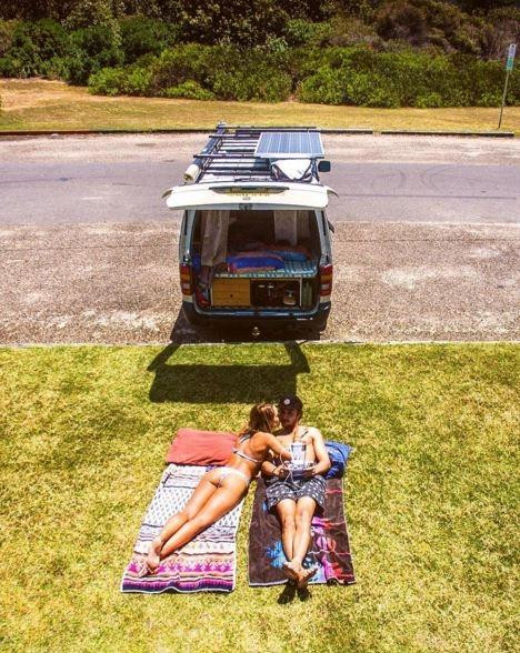 Nhiều người theo dõi bộ ảnh của cặp đôi Cleocohen bình luận rằng cuộc sống của đôi này chẳng khác gì thần tiên.