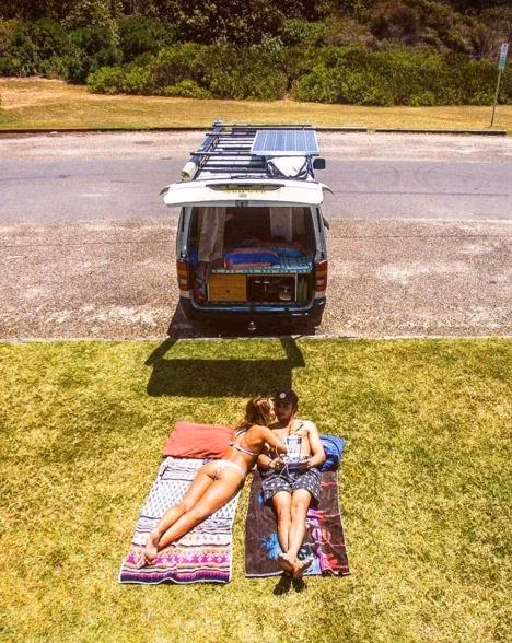 Nhiều người theo dõi bộ ảnh của cặp đôi Cleocohen bình luận rằng cuộc sống của đôi này chẳng khác gì thần tiên.