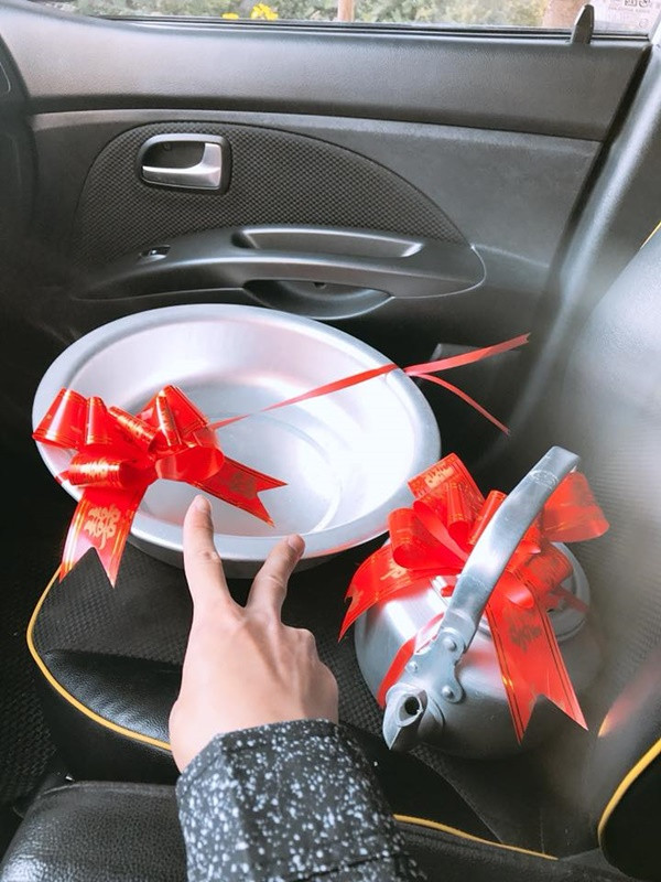 Hầu hết đều gật gù khen ngợi tính sáng tạo của nhóm bạn khi nghĩ ra món quà vừa hữu ích lại chứa chan tình cảm như vậy.