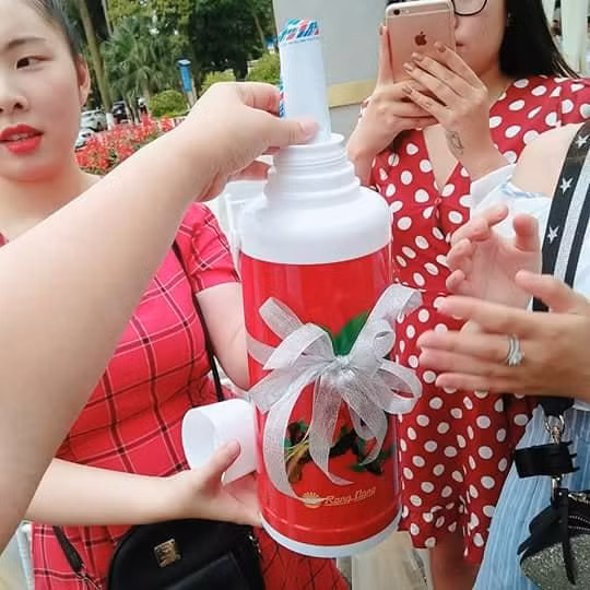 Tặng phích nước như ngày xưa đã từng được nhóm bạn lầy lội của cô dâu, chú rể sử dụng để mừng tân hôn.