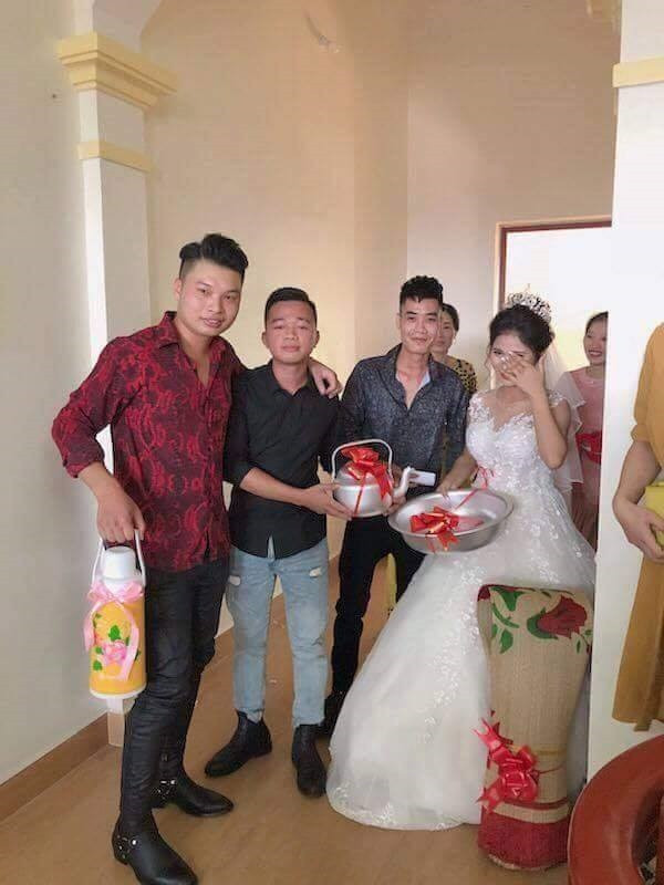 Nếu để ý kĩ, tất cả những món quà cưới đều được bạn bè cô dâu, chú rể thắt nơ và nâng niu cẩn thận trước khi trao đến tay buổi hôn lễ.
