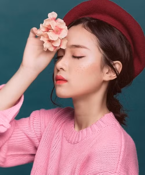 Với vẻ ngoài đáng yêu, gương mặt bầu bĩnh, đôi mắt tròn xoe và nụ cười ngọt ngào của Phi LInh đã trở thành hiện tượng trong cộng đồng mạng và khiến biết bao trái tim của các anh chàng si tình phải đổ gục.