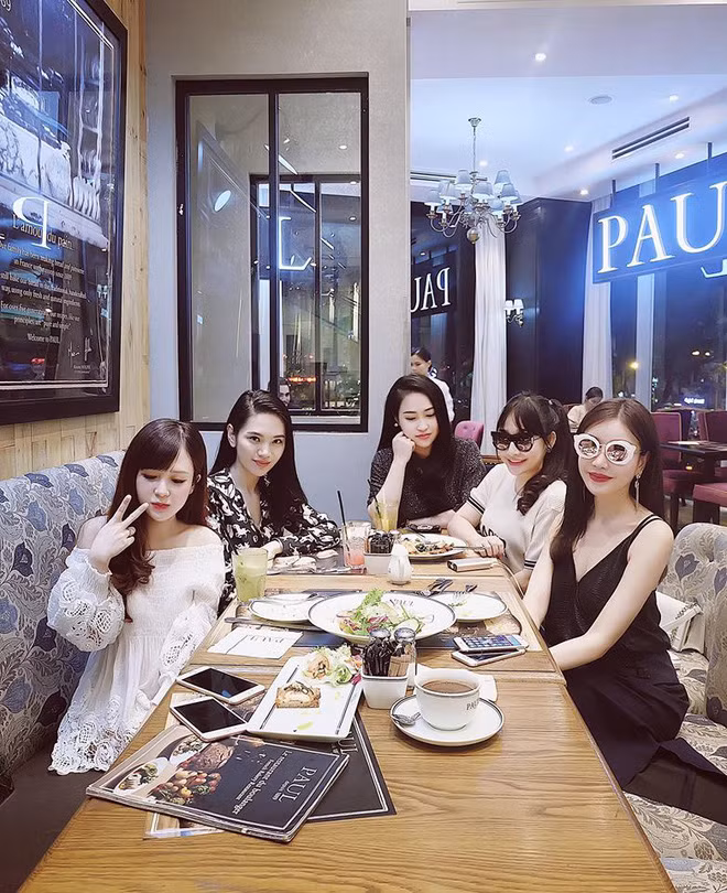 Chia sẻ về lý do gắn bó với nhóm của mình, mẹ bỉm sữa Đăng Thư cho biết rằng do đều sàn sàn tuổi nhau nên sinh con cũng ngang nhau nên hiểu được tâm lý của nhau. Cũng vì các bà mẹ này chơi với nhau rồi người này biết người kia nên cứ thế chơi với nhau và có chung sở thích là tụ tập để chia sẻ về kinh nghiệm nuôi con và làm đẹp.