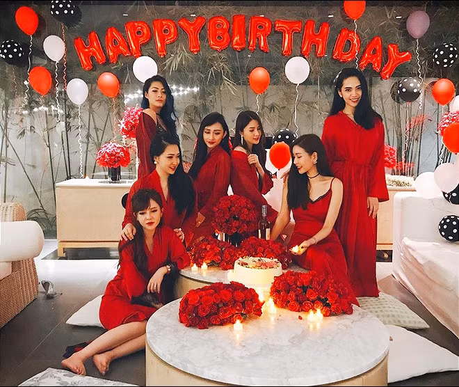 Nhóm 8 bà mẹ bỉm sữa xinh đẹp này đi đâu làm gì cũng đều gây chú ý. Họ thường xuyên diện đồ cùng tông và xuất hiện với vẻ ngoài rạng rỡ khiến nhiều chị em ngưỡng mộ.