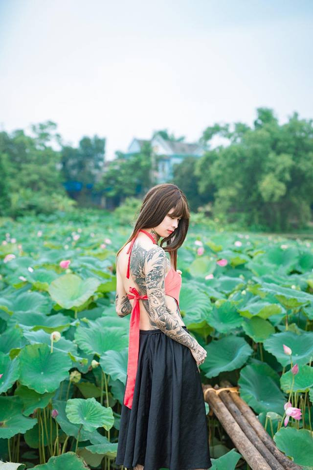 Từng góc ảnh khoe lưng trần xăm trổ của Tuấn Lâm đã khiến dân mạng được phen bàn luận xôn xao và rất nhiều ý kiến trái chiều được đưa ra.