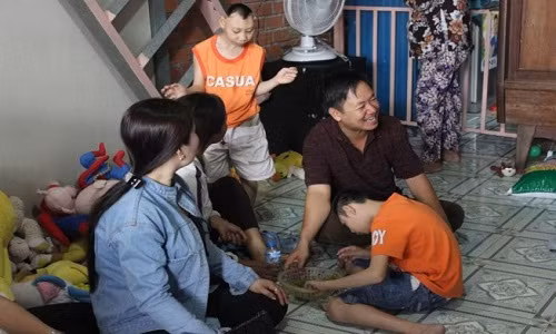 Cha nuoi hai con teo nao va trach nhiem nguoi lam truyen thong