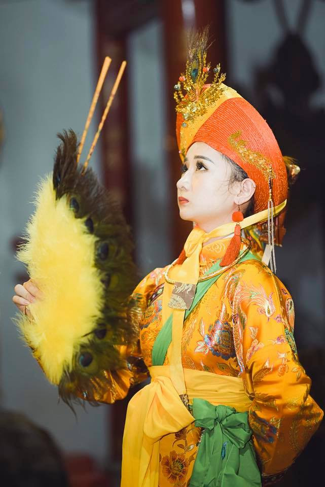 Trở thành cô đồng khi tuổi đời mới ngoài 20, Thu Hường cho hay bản thân cô gặp không ít khó khăn, đặc biệt là thời điểm trước khi ra đồng.